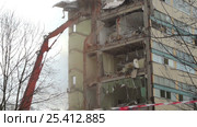 Снос дома в Москве. Demolition of house in Moscow. (2017 год). Стоковое видео, видеограф Георгий Дзюра / Фотобанк Лори