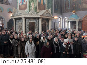 Литургия в Гуслицком монастыре, люди (2017 год). Редакционное фото, фотограф Дмитрий Неумоин / Фотобанк Лори