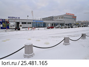 Автосервис и парковка зимой на улица Салова, 70 зимой в Санкт-Петербурге (2017 год). Редакционное фото, фотограф Максим Мицун / Фотобанк Лори