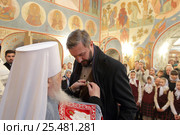 Великое освящение Никольского храма села Батюшково, митрополит Ювеналий вручает награду (2016 год). Редакционное фото, фотограф Дмитрий Неумоин / Фотобанк Лори