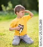 Boy with binoculars. Стоковое фото, фотограф Алена Роот / Фотобанк Лори