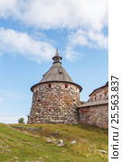 Корожная башня Соловецкого монастыря снизу (2013 год). Редакционное фото, фотограф Дмитрий Тищенко / Фотобанк Лори