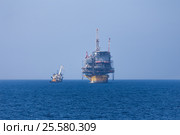 Изыскательское судно у платформы Perdido компании Shell в Мексиканском заливе (2016 год). Редакционное фото, фотограф Алексей Шматков / Фотобанк Лори