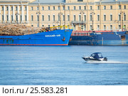 Скоростной полицейский катер Silver Hawk (РЛА 23-71) несется по Неве вдоль пришвартованных на набережной Лейтенанта Шмидта сухогрузов (2016 год). Редакционное фото, фотограф Сергей Дубров / Фотобанк Лори