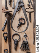Old keys on wood wall. Стоковое фото, фотограф Иван Куликов / Фотобанк Лори