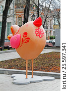 Moscow, Russia - April 21, 2016: The Easter bird as an art installation at the festival "Moscow spring" in Moscow. Редакционное фото, фотограф Юлия Олейник / Фотобанк Лори