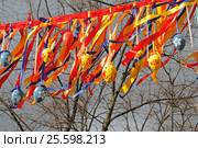 Moscow, Russia - April 23, 2016: Colorful Easter eggs hanging on ribbons at the festival "Moscow spring" in Moscow. Редакционное фото, фотограф Юлия Олейник / Фотобанк Лори