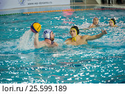 Емельянов Егор (2)  в матче Чемпионата России по водному поло Динамо-Москва (белый) - Штурм-2002 (черный) (2016 год). Редакционное фото, фотограф Pukhov K / Фотобанк Лори