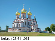 Собор Иконы Божией Матери Иверская  солнечным июльским днем. Валдайский Иверский Святоозерский Богородицкий монастырь, Россия (2015 год). Стоковое фото, фотограф Виктор Карасев / Фотобанк Лори
