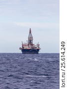 Полупогружная буровая платформа Sevan Drilling в Мексиканском заливе, вертикальный кадр (2016 год). Редакционное фото, фотограф Алексей Шматков / Фотобанк Лори