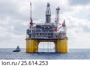 Судно поддержки у платформы Shell Mars B в Мексиканском заливе, крупный план (2017 год). Редакционное фото, фотограф Алексей Шматков / Фотобанк Лори