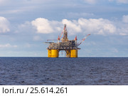 Платформа Shell Olympus в Мексиканском заливе на фоне облаков (2016 год). Редакционное фото, фотограф Алексей Шматков / Фотобанк Лори