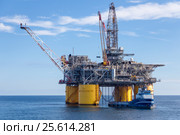 Судно поддержки у платформы Shell Mars A в Мексиканском заливе, крупный план (2017 год). Редакционное фото, фотограф Алексей Шматков / Фотобанк Лори