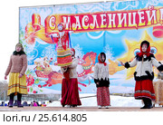 Детский фольклорный ансамбль на празднике Масленицы. Город Малоярославец, Калужская область (2017 год). Редакционное фото, фотограф Илюхина Наталья / Фотобанк Лори
