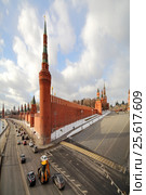 Москва, центр. Беклемишевская, она же Москворецкая башня в юго-восточном углу Кремля и Кремлёвская набережная (2017 год). Редакционное фото, фотограф A Челмодеев / Фотобанк Лори
