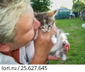 Женщина с котёнком. Стоковое фото, фотограф Краснова Ирина / Фотобанк Лори