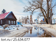 Дом, дерево и церкови с отражением в селе Николо-Погост Нижегородской области (2017 год). Стоковое фото, фотограф Дмитрий Тищенко / Фотобанк Лори