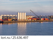 Портовое оборудование на причале в Port Fourchon (2017 год). Редакционное фото, фотограф Алексей Шматков / Фотобанк Лори