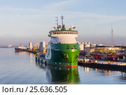 Судно снабжения Lightning у причала в Port Fourchon на рассвете (2017 год). Редакционное фото, фотограф Алексей Шматков / Фотобанк Лори