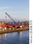 Кран на причале в Port Fourchon, вертикальный кадр (2017 год). Редакционное фото, фотограф Алексей Шматков / Фотобанк Лори