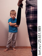 Angry boy and abusive mother with belt. Стоковое фото, фотограф Pavel Biryukov / Фотобанк Лори