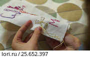 Девочка вышивает подарок для своей мамы на 8 марта. Teen girl embroiders a gift for her mother for women,s holiday. Стоковое видео, видеограф Георгий Дзюра / Фотобанк Лори