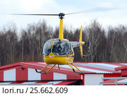 Вертолет Robinson R44 (бортовой RA-04172) в полете (2017 год). Редакционное фото, фотограф Alexei Tavix / Фотобанк Лори