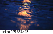 Игра света в темной воде. Стоковое видео, видеограф Яна Королёва / Фотобанк Лори