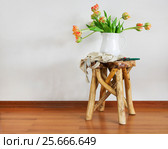 Still life with tulips bouquet on wooden rustic chair. Стоковое фото, фотограф Дарья Петренко / Фотобанк Лори