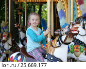 Маленькая девочка на карусели. Стоковое фото, фотограф Юлия Мальцева / Фотобанк Лори