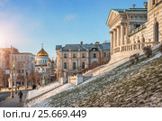 Выглянул. Christ the Savior Cathedral peeping from behind the building (2017 год). Стоковое фото, фотограф Baturina Yuliya / Фотобанк Лори
