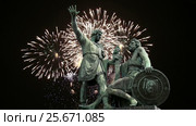 Minin and Pojarsky monument (was erected in 1818) and fireworks, Red Square in Moscow, Russia (2017 год). Стоковое видео, видеограф Владимир Журавлев / Фотобанк Лори