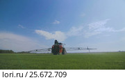Farm Fetilizer Crop In The Green Lawn Field. Стоковое видео, видеограф Станислав Панкратов / Фотобанк Лори