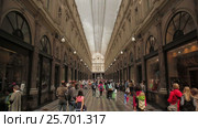Много людей гуляют среди магазинов, Les Galeries Royales Saint-Hubert (2015 год). Редакционное видео, видеограф Александр Артеев / Фотобанк Лори