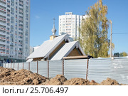 Деревянная церковь на месте строительства нового Кирилло-Мефодиевского храма в г.о. Железнодорожный в новом микрорайоне «Центр-2» в Московской области (Большая Балашиха) (2015 год). Стоковое фото, фотограф stargal / Фотобанк Лори