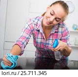 girl cleaning with cloth. Стоковое фото, фотограф Яков Филимонов / Фотобанк Лори