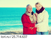 Mature couple walking by sea. Стоковое фото, фотограф Яков Филимонов / Фотобанк Лори