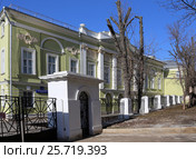 Главный дом городской усадьбы Тургеневых-Боткиных. Москва, Петроверигский пер., 4 строение 1 (2017 год). Стоковое фото, фотограф Алексей Гусев / Фотобанк Лори