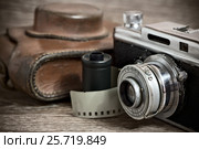Винтажный дальномерный фотоаппарат с пленкой и кожаным футляром (2017 год). Редакционное фото, фотограф Евгений Прокофьев / Фотобанк Лори