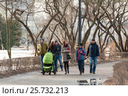 Прогулка в весеннем парке всей семьей (2017 год). Редакционное фото, фотограф Бурмистрова Ирина / Фотобанк Лори