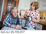 Женщина просит мужа о помощи по хозяйству, мужчина прикрывает ухо рукой. Стоковое фото, фотограф Кекяляйнен Андрей / Фотобанк Лори