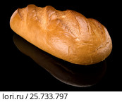 Long loaf of white, cut bread. Стоковое фото, фотограф Андрей Есин / Фотобанк Лори