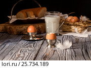 Молоко и варенные яйца на деревянном столе. Стоковое фото, фотограф Татьяна Ляпи / Фотобанк Лори