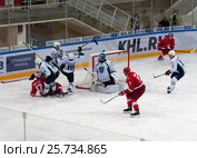 A. Bulyansky (19) fall down. Редакционное фото, фотограф Alexander Mirt / Фотобанк Лори