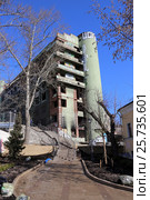 Выгоревшая часть общежития МГЛУ, Москва, Петроверигский переулок (2017 год). Редакционное фото, фотограф Алексей Гусев / Фотобанк Лори