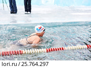 Женщина плывет брассом в ледяной воде Байкала (2017 год). Редакционное фото, фотограф Виктор Никитин / Фотобанк Лори