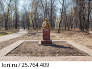 Памятник Кулибину в парке в Нижнем Новгороде ранней весной (2012 год). Редакционное фото, фотограф Дмитрий Тищенко / Фотобанк Лори