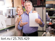 Smiling mature couple buying on credit agreement for home appliances. Стоковое фото, фотограф Яков Филимонов / Фотобанк Лори