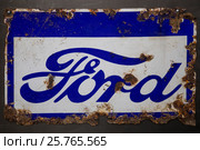 Старая табличка с эмблемой автоконцерна Ford (2017 год). Редакционное фото, фотограф Николай Винокуров / Фотобанк Лори