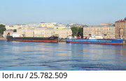 Сухогрузные теплоходы "СТК-1019" (Тип Бахтемир, проект 326.1) и "Волго-Балт 136" (Тип Волго-Балт, проект 2-95A) пришвартованы у набережной Лейтенанта Шмидта в Санкт-Петербурге (2016 год). Редакционное видео, видеограф Сергей Дубров / Фотобанк Лори